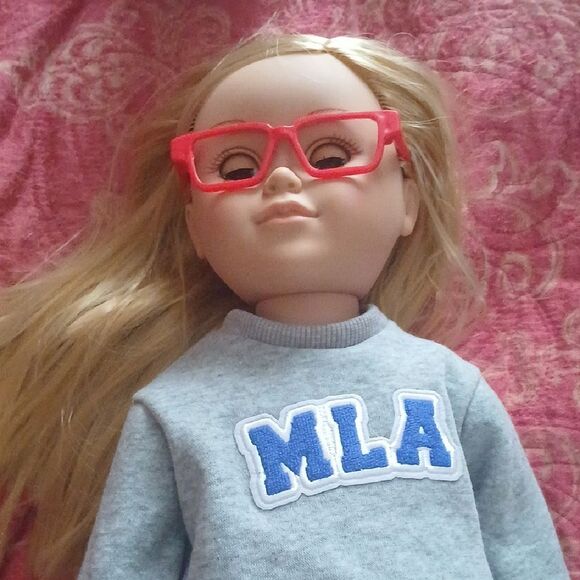 Fashionable Doll Set with Blue and Pink Outfits - Picture 2 of 7